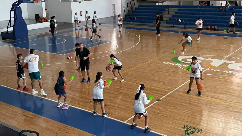 El campamento “Omar Quintero” en el gimnasio Míster Q